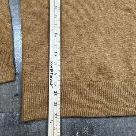 Gap Women’s Small V Neck Knit Sweater Tan Long Sleeve Relaxed Fit Pullover NWT - Picture 5 of 5